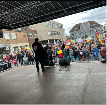 Lichterdemo, Blick von der Bühne auf eine bunte Menschenmenge